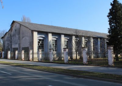 zgrada sa strane s ceste